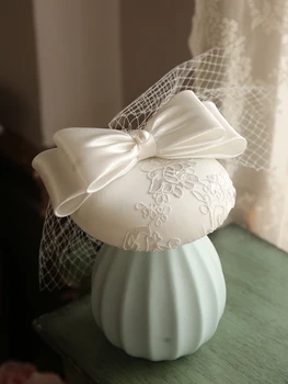2020. aasta Inglismaa White Satin Fascinator Müts Juuste Klambrid Elegantsed Daamid Pits applique Lill Pruut Pulmad Loor Headpiece Kiriku Müts
